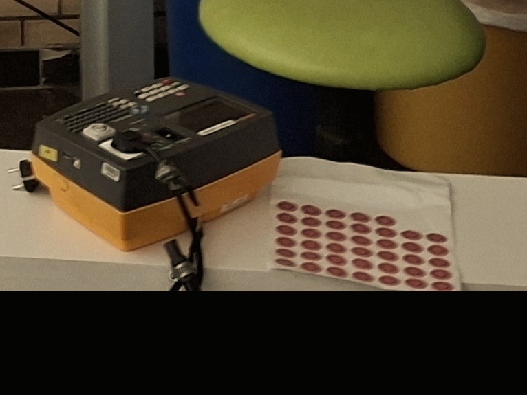 Prüfgerät und Prüfplaketten bei einer Tafelprüfung vor Ort