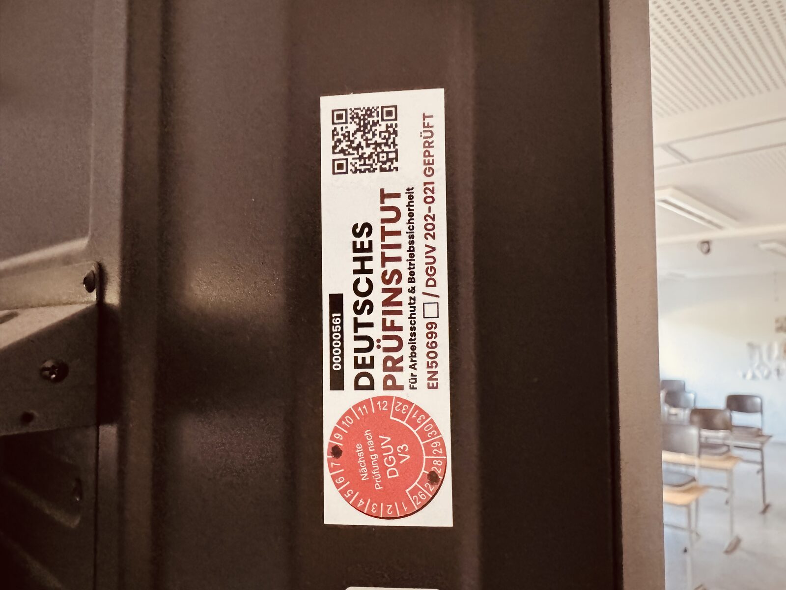 Prüfplakette des Deutschen Prüfinstituts mit Prüfnummer an der Tafel