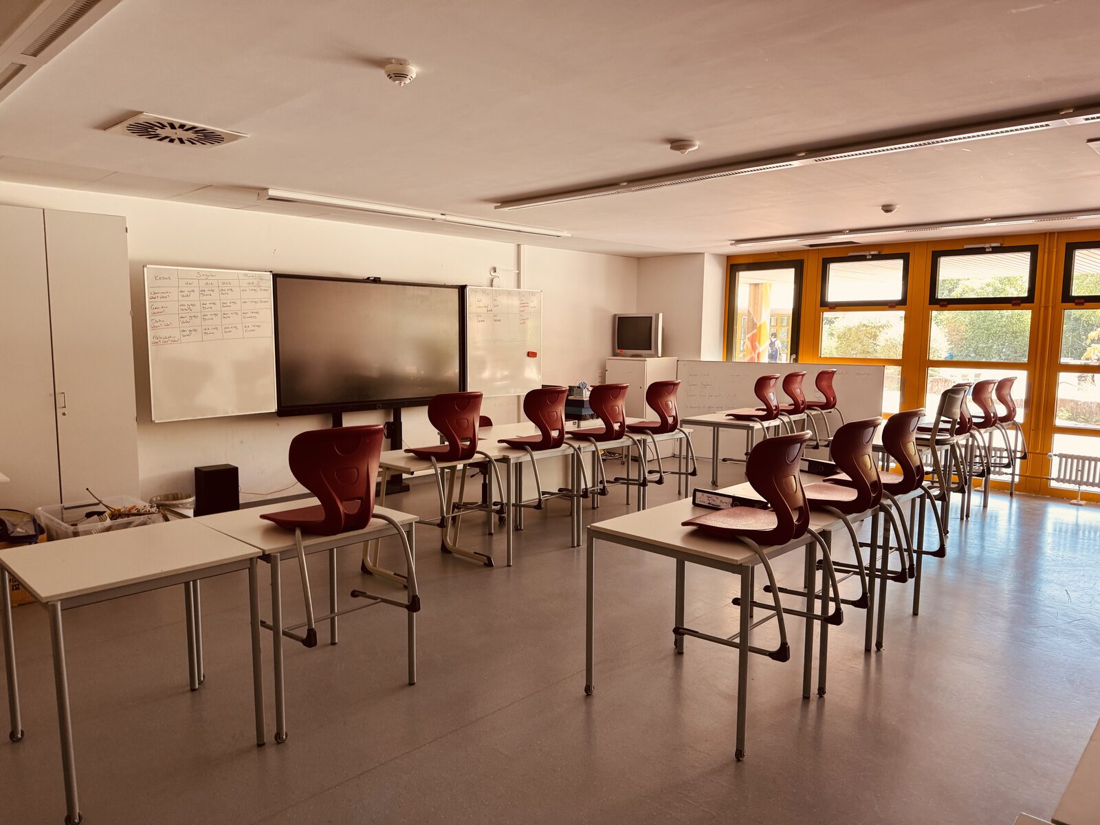 Klassenraum mit interaktivem Tafelsystem vor der Prüfung